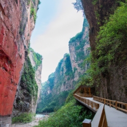 巴山大峡谷景区(巴山大峡谷：山水峡谷相映成趣)