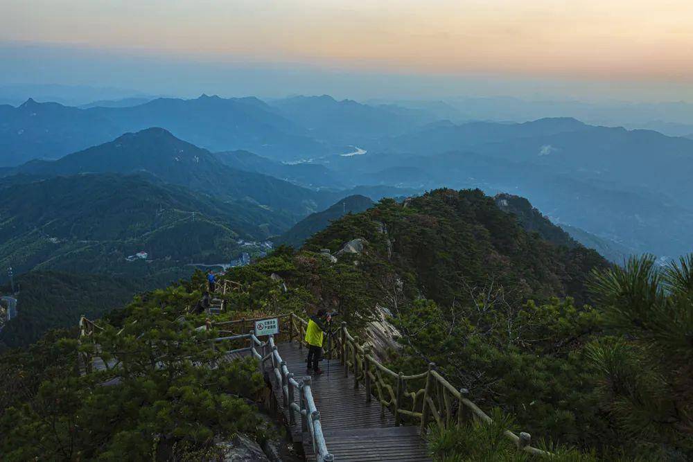 薄刀峰风景区(薄刀峰风景区附近有民宿吃饭的吗)