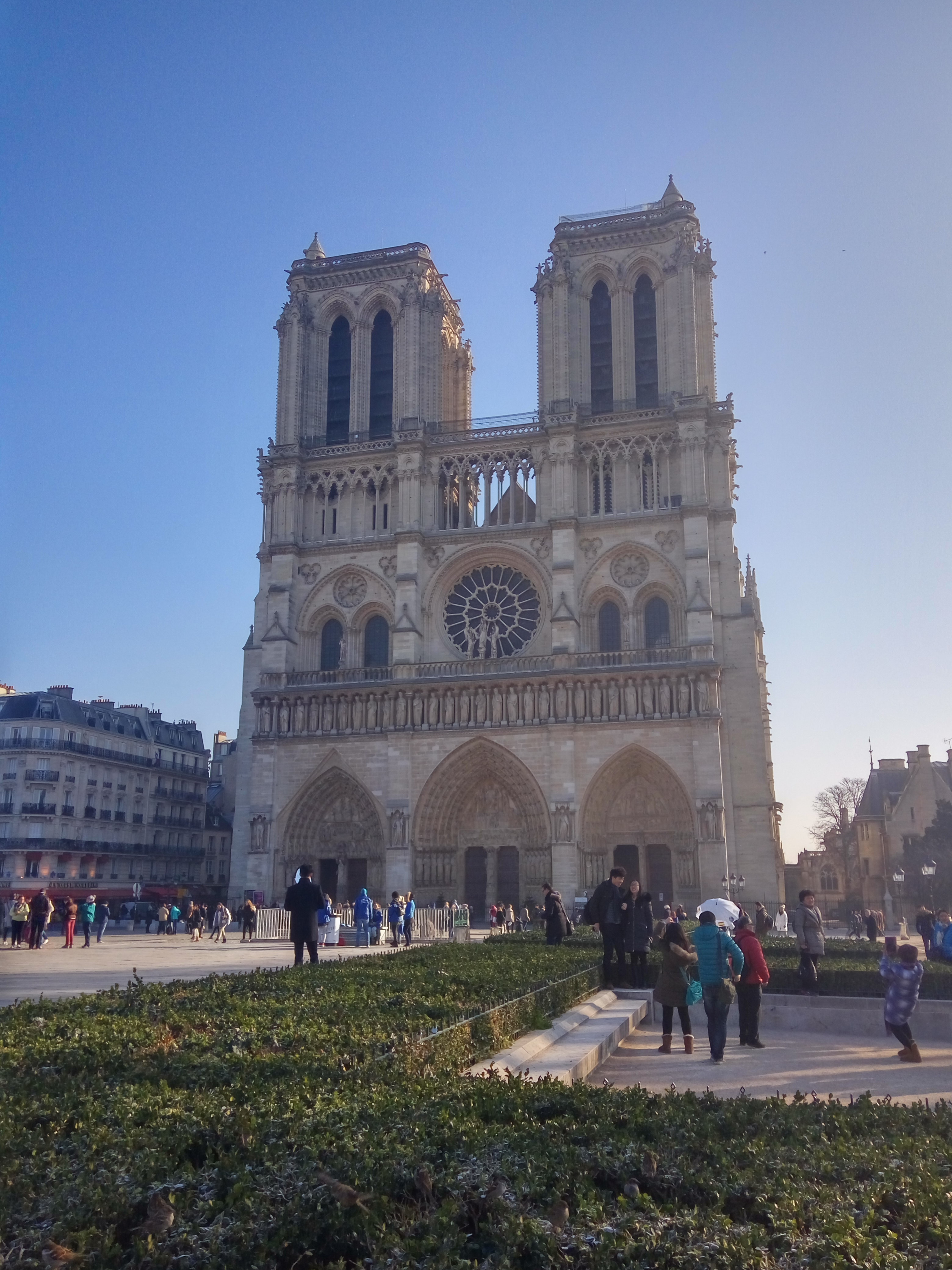 法国巴黎圣母院(法国巴黎圣母院日前发生大火,近百米高的尖塔)