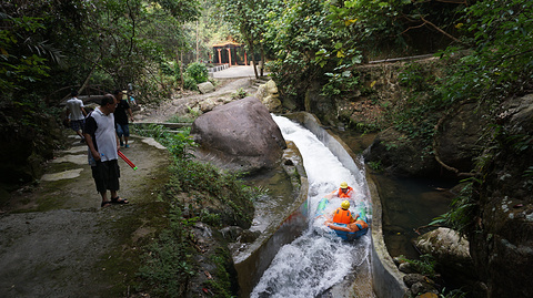 桂山大峡谷漂流(桂山大峡谷漂流与空中漂流)